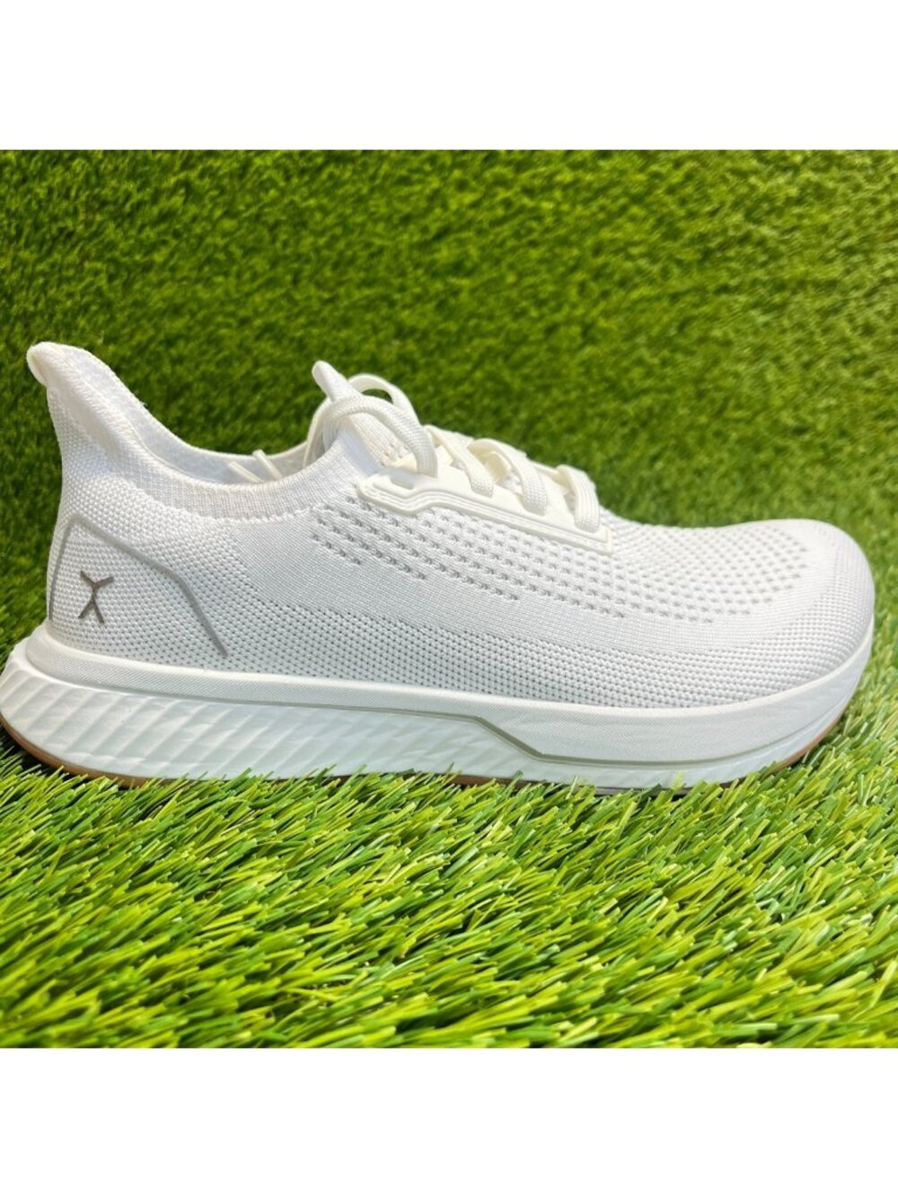 Flux Adapt Runner White Gum Womens Size 7.5 Running Athletic Walking Knit Shoes
